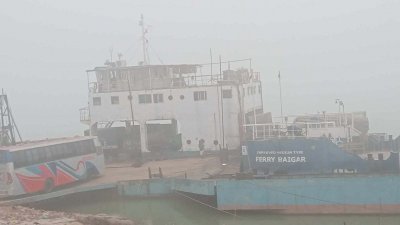 কুয়াশার ঘনত্ব বাড়তে থাকলে ফেরি চলাচল বন্ধ রাখে ঘাট কর্তৃপক্ষ