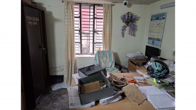 ভূমি অফিসের সবগুলো আলমিরার লক ভাঙা অবস্থায় পাওয়া যায়