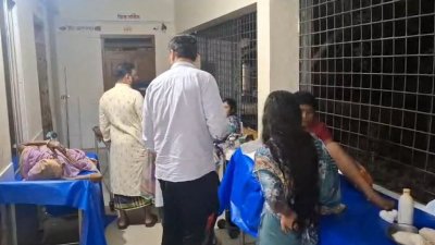 মুন্সীগঞ্জের শ্রীনগরে প্রতিপক্ষের হামলায় আহতদের চিকিৎসা দেওয়া হচ্ছে। ছবি: বাংলা ট্রিবিউন