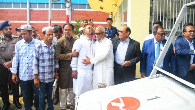 দেশে আসা প্রবাসীর লাশ গ্রহণ করেন মন্ত্রী