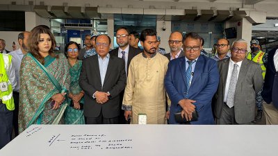 আহমেদ আলীর মরদেহ গ্রহণ করতে ঢাকা এয়ারপোর্টে উপস্থিত ছিলেন পররাষ্ট্র প্রতিমন্ত্রী শামা ওবা‌য়েদ ইসলাম ও প্রবাসী কল্যাণ ও বৈদেশিক কর্মসংস্থান প্রতিমন্ত্রী মো. নুরুল হক নুর