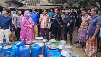 যশোরের কেশবপুরে অভিযান চালিয়ে একটি সংঘবদ্ধ ভেজাল দুধ উৎপাদনকারী চক্রের ছয় সদস্যকে আটক করা হয়েছে