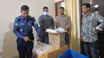 একটি কুরিয়ার সার্ভিসের বুকিং অফিস থেকে ওষুধসহ স্টোরকিপারকে আটক করা হয়