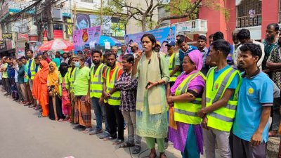 ঈদের আগে বেতন ও বোনাসের দাবিতে কর্মবিরতি পালন করেছেন বরিশাল সিটি করপোরেশনের পরিচ্ছন্নতাকর্মীরা