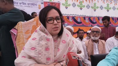 ইফতার মাহফিলে বক্তব্য দেন রুমিন ফারহানা