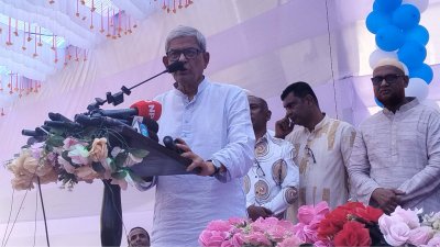 ঠাকুরগাঁওয়ে ফ্যামিলি কার্ড বিতরণ কার্যক্রম অনুষ্ঠানে বক্তব্য দিচ্ছেন স্থানীয় সরকার, পল্লী উন্নয়ন ও সমবায়মন্ত্রী মির্জা ফখরুল ইসলাম আলমগীর