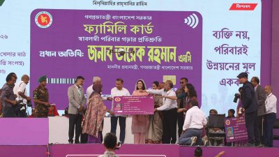 ফ্যামিলি কার্ড তুলে দিচ্ছেন প্রধানমন্ত্রী তারেক রহমান (ছবি: নাসিরুল ইসলাম)
