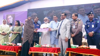 খুলনা সিটি করপোরেশনের ১০ নম্বর ওয়ার্ডে প্রথম ধাপে চার হাজার ১৫৮ জনের মাঝে ফ্যামিলি কার্ড বিতরণ করা হয়েছে