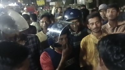 দুই গ্রুপের সংঘর্ষ, নিয়ন্ত্রণ করেছে পুলিশ