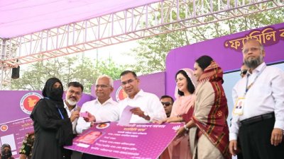বনানীর টিঅ্যান্ডটি মাঠে তালিকাভুক্ত নারীদের মাঝে ফ্যামিলি কার্ড  বিতরণ করা হচ্ছে। ছবি: সংগৃহীত