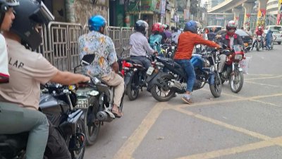 তেলের জন্য চালকদের দীর্ঘ অপেক্ষা