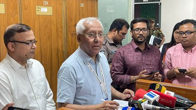 কথা বলছেন আখতার আহমেদ