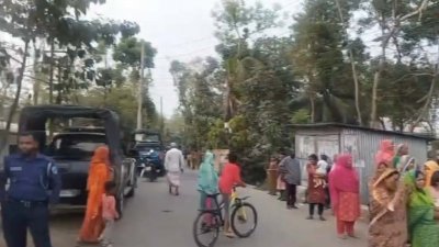 পরিস্থিতি নিয়ন্ত্রণে আনার চেষ্টা চালাচ্ছে পুলিশ, সেনাবাহিনী, র‍্যাব ও ফায়ার সার্ভিস