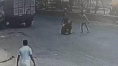 নারায়ণগঞ্জে পুলিশের এক সহকারী উপপরিদর্শকের (এএসআই) কাছ থেকে পিস্তল ছিনতাইয়ের ঘটনায় তাকে ফাঁড়ি থেকে প্রত্যাহার করে জেলা পুলিশ লাইনসে সংযুক্ত