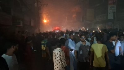 ঘটনাস্থলে মানুষের ভিড়