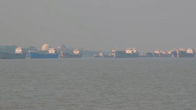 মোংলা বন্দরে জ্বালানি সংকটের কারণে বড় জাহাজ অর্থাৎ মাদার ভেসেল থেকে পণ্য খালাস করতে পারছে না অধিকাংশ লাইটার জাহাজ