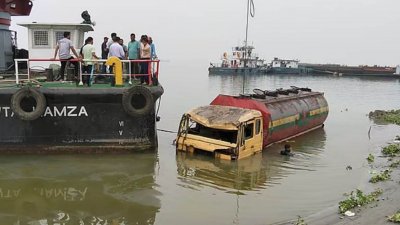 মানিকগঞ্জের পাটুরিয়া ফেরিঘাটে অ্যাপ্রোচ (সংযোগ) সড়কে নিয়ন্ত্রণ হারিয়ে নদীতে ডুবে যাওয়া সয়াবিন তেলবাহী লরিটি উদ্ধার