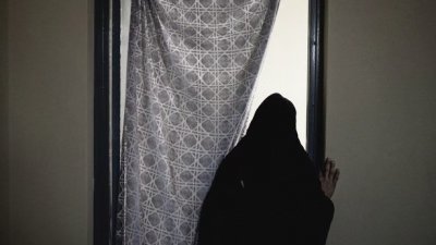 কাবুলের একটি কারাগারে এক নারী। ফাইল ছবি: এপি