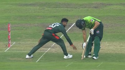 মিরাজ দ্রুত বল কুড়িয়ে স্টাম্পে আঘাত করেন