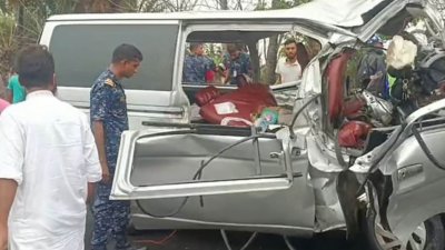 দুর্ঘটনাকবলিত মাইক্রোবাস, যার চালকসহ সব যাত্রীই মারা গেছেন