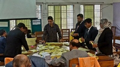 ভোটগ্রহণ শেষে শুরু হয় গণনা। তবে আপত্তির মুখে শেষ পর্যন্ত স্থগিত করা হয়েছে নির্বাচন