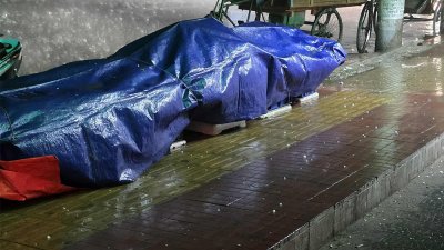রাজধানীতে বৃষ্টির সঙ্গে শিলাখণ্ড পড়তে দেখা গেছে
