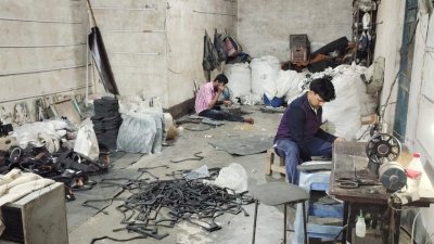 জুতার কারখানায় শ্রমিকের ব্যস্ত সময়