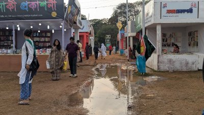 আকস্মিক বৃষ্টি ও ঝোড়ো হাওয়ায় মেলার দৃশ্যপট বদলে যায়