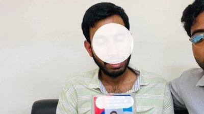 আটকের পর ওই শিক্ষার্থীকে পুলিশের হাতে তুলে দেওয়া হয়
