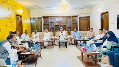 আরএমজি ও নন-আরএমজি খাতে শ্রম অসন্তোষ নিরসনে করণীয় নির্ধারণ সভায় উপস্থিত শ্রমমন্ত্রী আরিফলু হক চৌধুরী ও অন্যরা