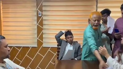 নিয়োগ পরীক্ষার কাগজপত্র ছিনিয়ে নিচ্ছেন ঠাকুরগাঁওয়ের হরিপুর উপজেলা বিএনপির সভাপতি জামাল উদ্দিন