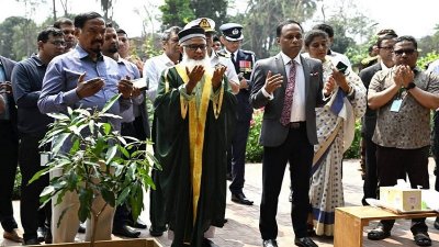 জাতীয় সংসদ প্রাঙ্গণে বৃক্ষরোপণ শেষে মোনাজাত করেন স্পিকার মেজর (অব.) হাফিজ উদ্দিন আহমদ এবং ডেপুটি স্পিকার ব্যারিস্টার কায়সার কামাল
