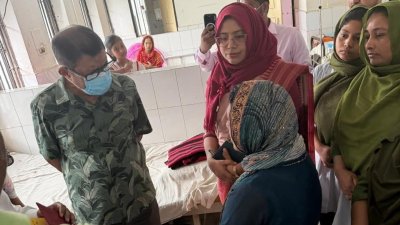 সিংগাইর উপজেলা স্বাস্থ্য কমপ্লেক্সে পরিদর্শনে স্বাস্থ্যমন্ত্রী