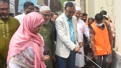 রাজধানীর ধলপুরে মশা নিধন অভিযানে ডিএসসিসি প্রশাসক আবদুস সালাম। ছবি: সংগৃহীত