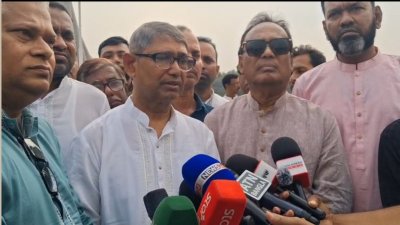 জাতীয় স্মৃতিসৌধে মহান মুক্তিযুদ্ধে শহীদ ও আত্মত্যাগকারীদের প্রতি শ্রদ্ধা নিবেদন শেষে সাংবাদিকদের সঙ্গে আলাপকালে মুক্তিযুদ্ধবিষয়ক মন্ত্রী আহমেদ আযম খান