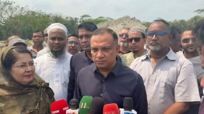 টেক্সটাইল ভোকেশনাল ইনস্টিটিউট’ প্রকল্পের কার্যক্রম পরিদর্শনকালে সাংবাদিকদের সঙ্গে কথা বলেন বস্ত্র ও পাট প্রতিমন্ত্রী মো. শরীফুল আলম