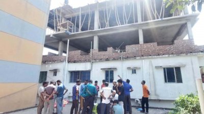 নির্মাণাধীন ভবনের ছাদ থেকে পড়ে শ্রমিকের মৃত্যু