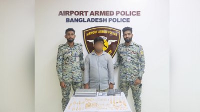বিমানবন্দর থেকে আটক রাসেল। ছবি: সংগৃহীত