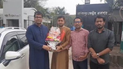 কারাগার থেকে বের হওয়ার পর সাংবাদিক আনিস আলমগীরকে ফুল দিয়ে বরণ করেন স্বজনরা