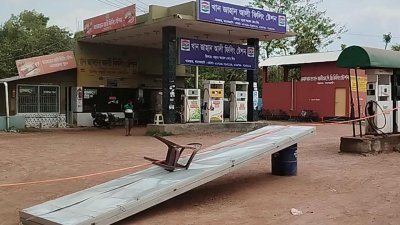 জেলার অধিকাংশ পাম্পে পেট্রল ও ডিজেল না থাকায় চালকদের খালি হাতে ফিরে যেতে হচ্ছে