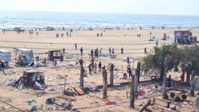 প্রশাসনের হুঁশিয়ারির পর কক্সবাজারের সুগন্ধা পয়েন্টের সৈকত থেকে ব্যবসায়ীরা নিজেরাই দোকান ভেঙে মালামাল সরিয়ে নিয়েছেন