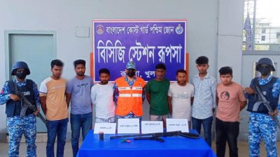 খুলনার দিঘলিয়া উপজেলায় কোস্টগার্ডের অভিযানে অস্ত্র-গুলি ও ককটেলসহ সন্ত্রাসী খবির মোল্লা গ্রুপের সাত সদস্যকে গ্রেফতার