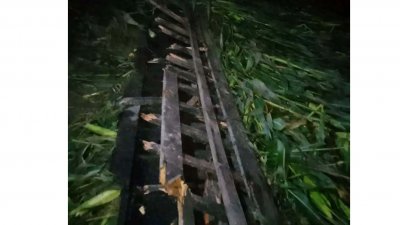 ঝড়ে ঘাটে থাকা বেশ কিছু নৌকা ভেঙে গেছে