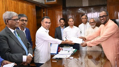 পরিচ্ছন্নতা কর্মীদের ঈদ উপহার দিয়েছেন প্রধানমন্ত্রী তারেক রহমান