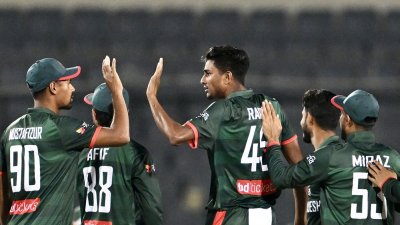 সতীর্থদের সঙ্গে রানার উদযাপন।