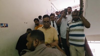 আসামিকে কারাগার থেকে আদালতে হাজির করা হয়