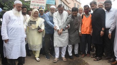 রাজধানীর শ্যামপুর এলাকায় পরিচ্ছন্নতা ও মশক নিধন অভিযান উদ্বোধন করেন  ডিএসসিসির প্রশাসক বীর মুক্তিযোদ্ধা মো. আবদুস সালাম