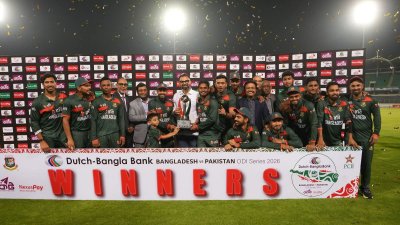 সিরিজের ট্রফিসহ বাংলাদেশের উল্লাস।