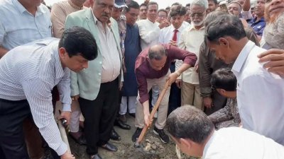 কিশোরগঞ্জের নিকলি উপজেলার আড়িবিল খাল খনন কর্মসূচির উদ্বোধনী অনুষ্ঠানে প্রতিমন্ত্রী