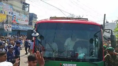 প্রধানমন্ত্রীকে বহনকারী বাস দিনাজপুরের পথে